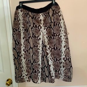 Size 16W skirt, the print is absolutely rare.